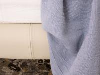 Détail de la couture verticale sur le cadre de lit pour le revêtement en cuir