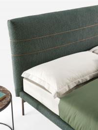 Détail de la tête de lit élégante avec coutures contrastant à l'horizontal