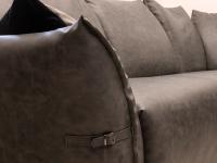 Dettaglio del bracciolo del divano con fibbia decorativa - Foto Cliente
