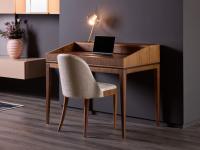 Secrétaire moderne Aneko en combinaison avec la chaise Eiko, parfaitement assortie à la finition en bois naturel.