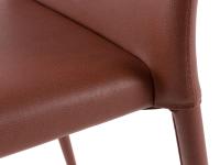 Détail du raccord entre l'assise et le dossier de la chaise Akira 2.0 revêtue en simili cuir