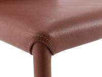 Détail du raccord entre l'assise et le pieds revêtue en simili cuir