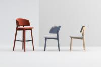 Chaise-fauteuil, chaise et tabouret Darcey avec structure et arrière du dossier en bois teinté dans différentes finitions pour un maximum de possibilités de personnalisation