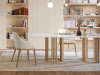 Combinaison parfaite des finitions entre le socle de la table Pearl et la chaise confortable avec structure en bois massif Elise