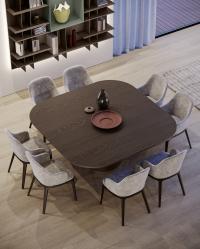 Table Brixton et chaise confortable  Elise,une combinaison qui célèbre le bois et les contrastes entre la clarté et l'obscurité.