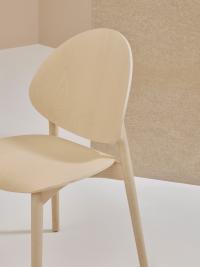 Détail de la chaise avec dossier rond en bois cintré Jewel, ici entièrement en frêne blanchi