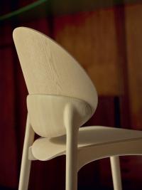 Détail de la réalisation artisanale de qualité de la chaise avec dossier rond en bois Jewel qui se relie à la coque incurvée en contreplaqué