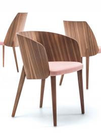 Particolare della sedia Nadine in versione capotavola con schienale in legno dalla forma avvolgente