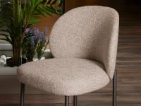 Chaise design en tissu bouclette - vue de l'assise et du dossier en tissu Dorian 004 aux formes arrondies et au rembourrage généreux pour un confort optimal