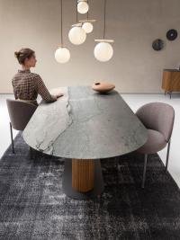 Sala da pranzo con sedie Rakel rivestite in tessuto in abbinamento al tavolo Savannah