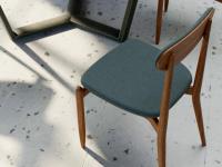 Chaise moderne en bois Regina dans la version alternative au chêne, c'est-à-dire avec une structure entièrement en noyer Canaletto. Les deux versions sont disponible dans une large gamme de revêtements