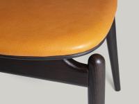 Détail de l'assise de la chaise Regina, fabriquée à la main jusque dans les moindres détails, comme les joints entre les différentes pièces de bois