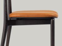 Siège de la chaise Regina rembourré en mousse de polyuréthane et recouvert de cuir. Également disponible en tissu ou en velours, pour une personnalisation totale du produit