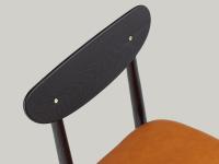 Chaise en cuir et bois Regina dans la version à dossier entièrement en chêne, une solution plus sobre et plus minimaliste qui laisse les deux vis en laiton apparentes