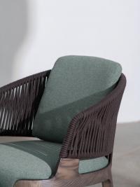 Détail du petit fauteuil arrondi Velis avec dossier en corde et coussins d'assise et de dossier en tissu