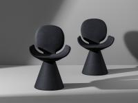La forme originale de la chaise Youpi laisse entrevoir une silhouette stylisée imitant le geste d'une étreinte chaleureuse