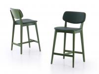 Tabouret Chloe en hêtre teinté Vert Oxyde Chrome avec coussins d'assise et de dossier en cuir Panama ton sur ton
