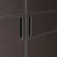 Armoire Louisiana revêtue en simili cuir marron foncé avec coutures des portes en contraste avec le revêtement