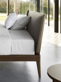 Particularité du lit en bois Illinois avec tête de lit en simili cuir et pieds en bois
