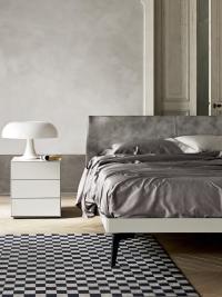 Particularité du lit Illinois avec cadre de lit fin en bois laqué avec pieds en métal Brown et tête de lit avec panneaux rembourrés