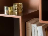 Détail de l'étagère modelée avec panneau de dossier Cube laquée en cuivre métallisé