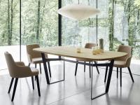 Table de style minimaliste avec tréteau en métal Vigo avec plateau en chêne Noué Naturel 