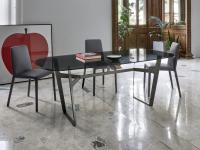 Table de style minimaliste avec tréteau en métal Vigo avec plateau en verre fumé - jeu d'ombres avec chevalet en finition marron