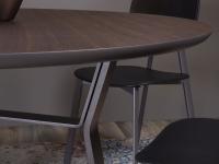 Tavolo da pranzo con gambe in metallo Rey, valorizzato da un'interessante combinazione di base in metallo e piano in legno
