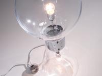 Détails de la lampe Edi avec deux diffuseurs en verre allumés