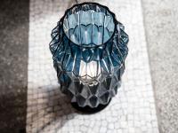 Détail de l'abat-jour cylindrique en verre bleu de style Art nouveau