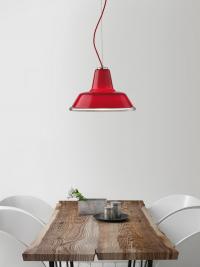 Lampada pendente sopra al tavolo Lagoon in vetro rosso