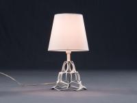 Lampe de table Pinha en métal blanc allumée