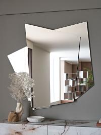 Le miroir est également disponible dans une version plus petite, d'une hauteur de 131 cm