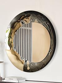Le miroir est composé d'une plaque profilée et d'un cadre circulaire aux formes contrastées