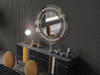 Specchio rotondo con cornice in vetro Jolan perfettamente inserito in un soggiorno dall'accennato tono vintage