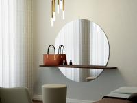 Elegante soluzione sospesa con specchio Julius e mensola in legno