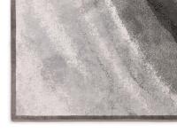 Dettaglio dell'angolo più chiaro del tappeto sulle tonalità del grigio-argento