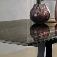 Table extensible avec structure à chevalet Stark - détails du plateau en vitro-céramique noir désir