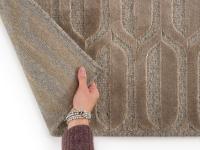 Dettaglio del retro del tappeto, curato nei colori e dettagli