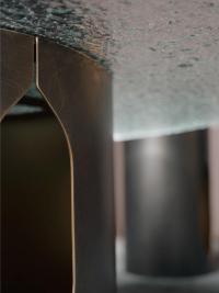 Détail de l'ouverture décorative centrale sur la tôle pliée constituant le piétement minimaliste de la table Aliso