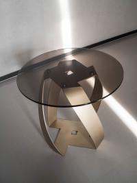 Table basse ronde spirale Bon Bon avec plateau en verre bronzé et pied en métal or
