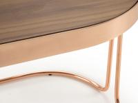 La bande métallique qui entoure le plateau de la table basse Cora, assortie à la structure, apporte une stabilité supplémentaire à la table sans nuire à son esthétique épurée et minimaliste