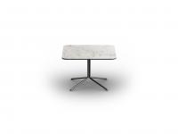 Tavolino Cursus con piano quadrato 60 x 60 cm in ceramica lucida blanc de blanc e basamento sottile in metallo verniciato champagne