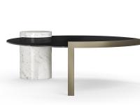 Détail de la table basse ronde en verre et marbre avec structure en métal verni