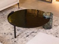 Table basse ronde en verre et marbre dans sa version avec plateau en verre martelé, une finition caractéristique et précieuse