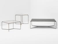 Tables basses Proust caractérisées par une structure métallique tubulaire combinée à un plateau en verre extra clair ou fumé, ce qui en fait un complément au design rétro