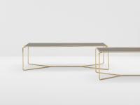 Détail des tables basses de style année 1970 Proust avec plateau en verre fumé encadré d'un profilé tubulaire en métal Laiton
