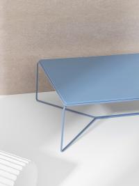 Table basse bleue Proust en version monochrome avec cadre et plateau laqués Bleu Pigeon RAL 5014