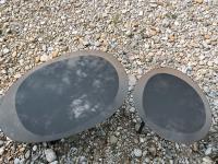 Table basse ovale en verre à la forme irrégulière Tobi - Le plateau semi-transparent laisse apparaître la plaque métallique moka en dessous