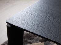 Plateau et piétement de la table à rallonge Winston en Chêne Charbon, la plus foncée des couleurs de bois disponibles sur les modèles en placage